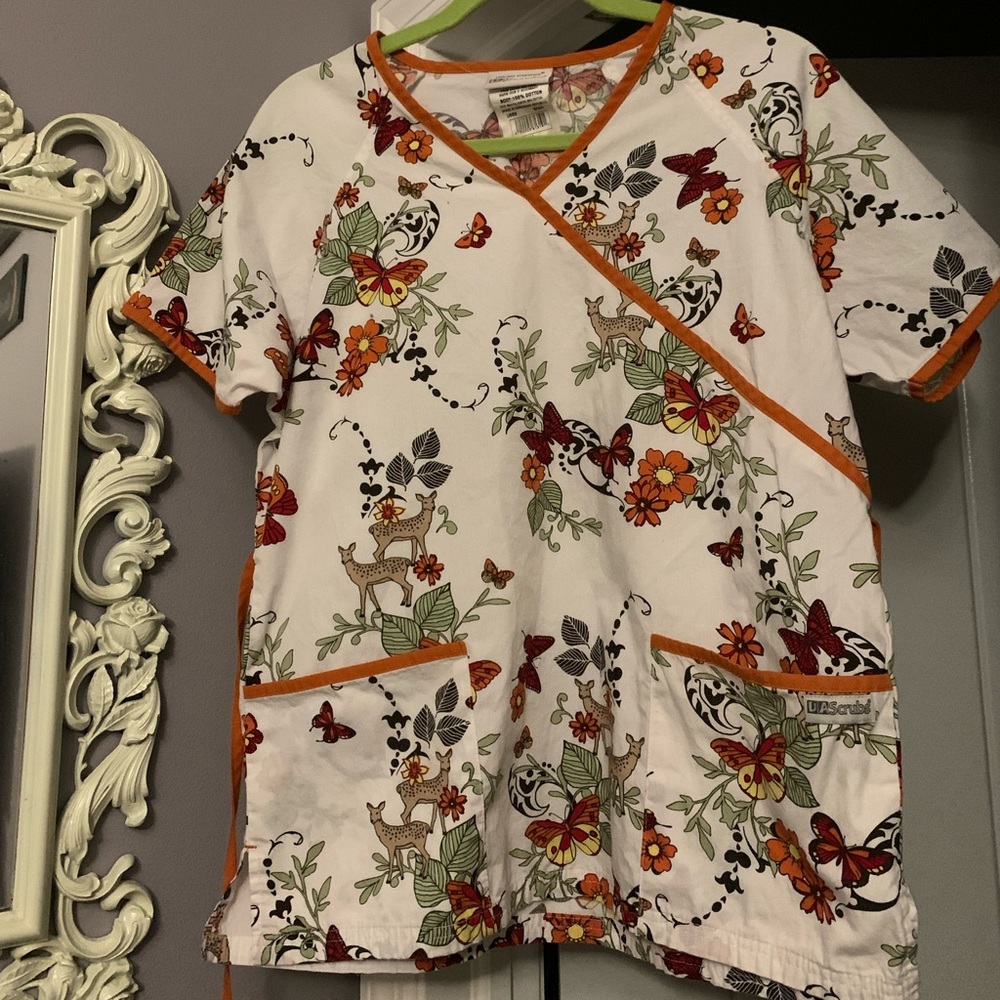 Scrub Top M, UA Deer Butterflies Like New!
